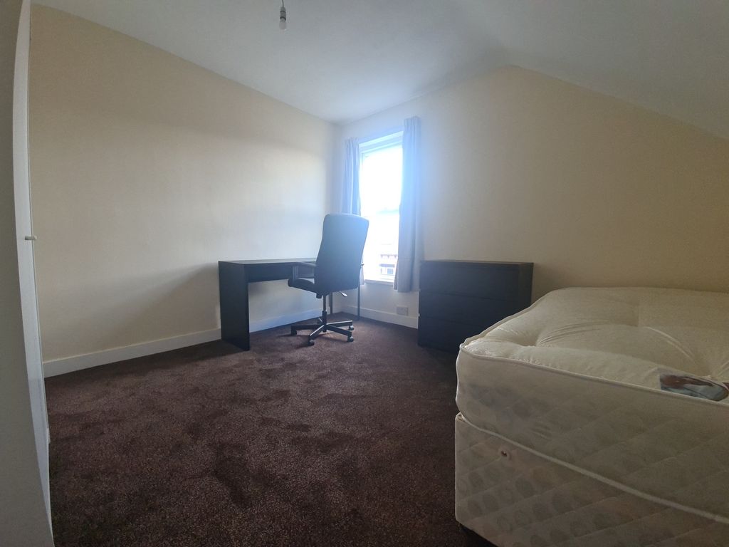 Property photo 3 of 20 A Spacious Bedroom Featuring A Large Bed, A Desk, ...