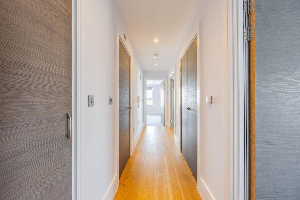 Property photo 3 of 28 Entrance Hall
