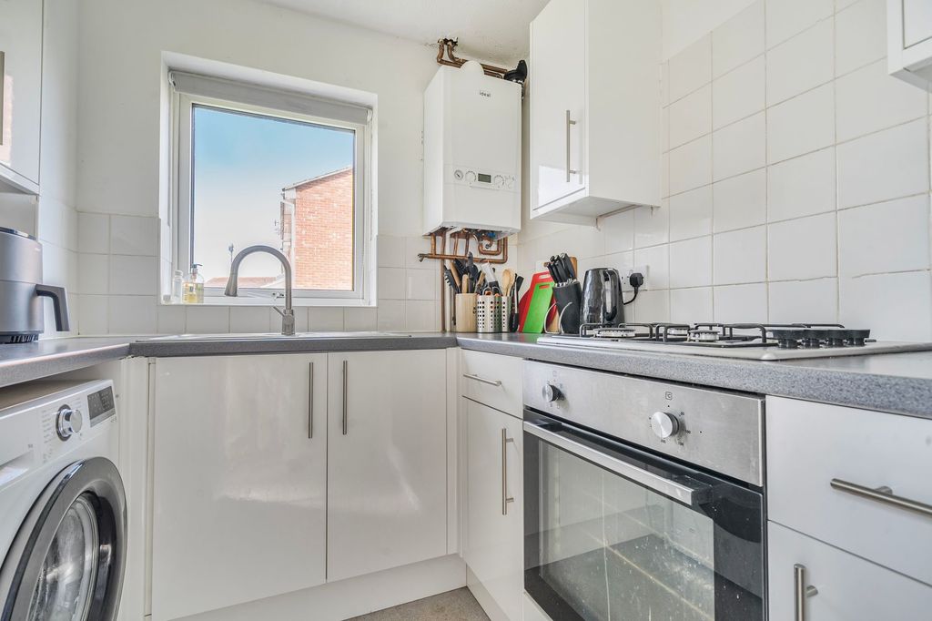 Property photo 3 of 11 Kitchen