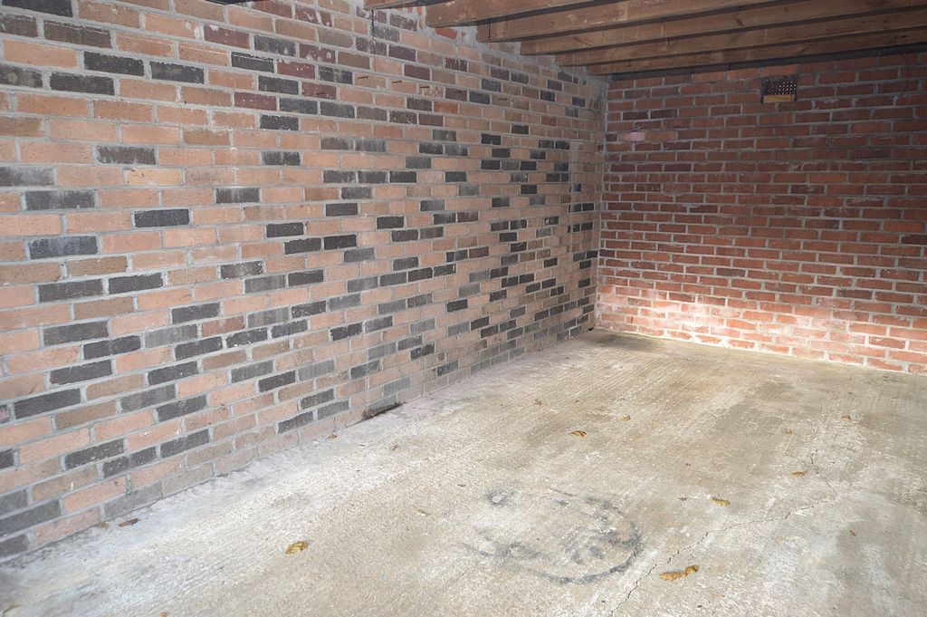 Property photo 2 of 2 Garage Internal