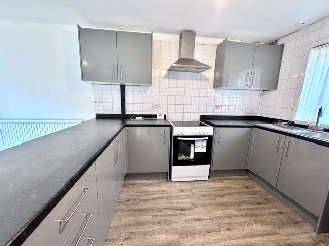Property photo 1 of 10 Kitchen