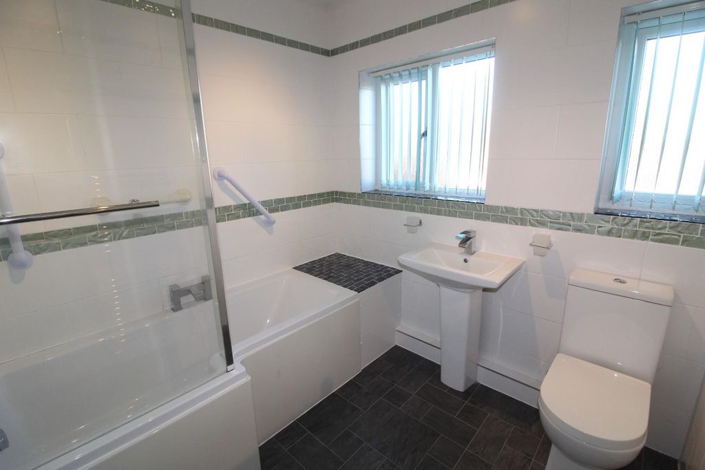 Property photo 3 of 15 Bathroom