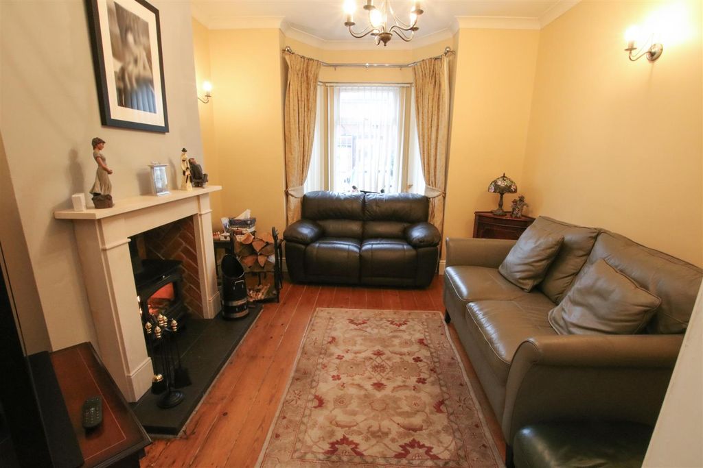 Property photo 3 of 17 Lounge