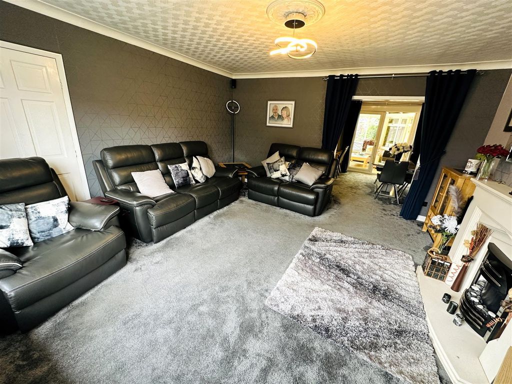 Property photo 3 of 23 Lounge