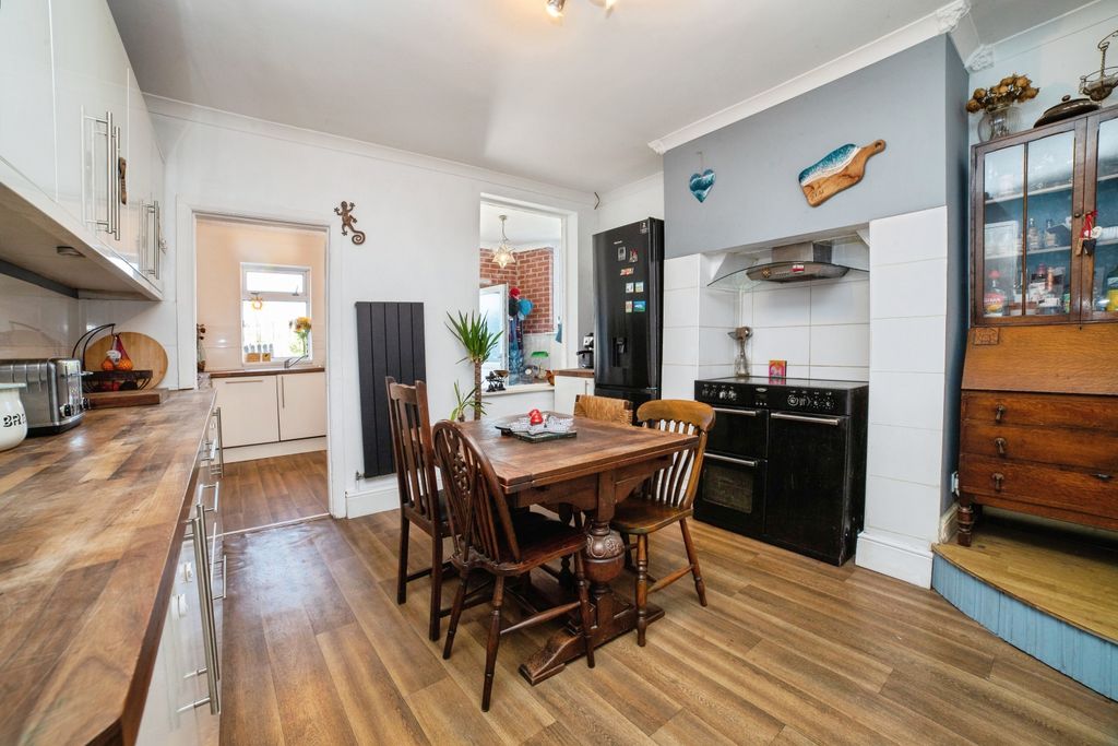Property photo 3 of 32