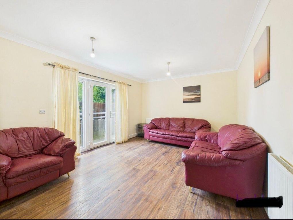 Property photo 2 of 11 Living Room