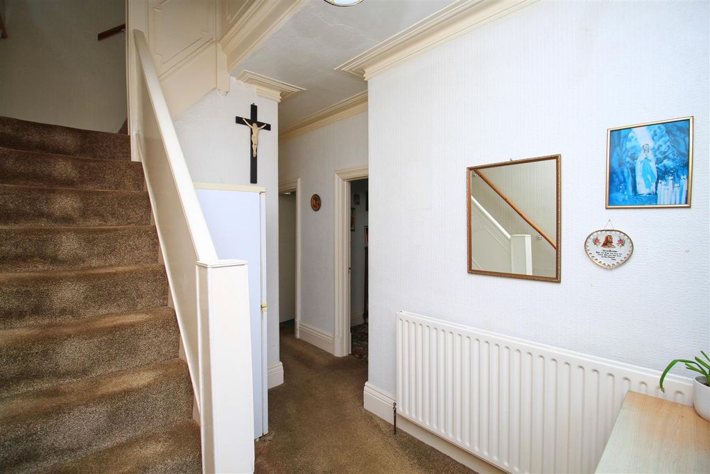 Property photo 2 of 17 Entrance Hall.Jpg