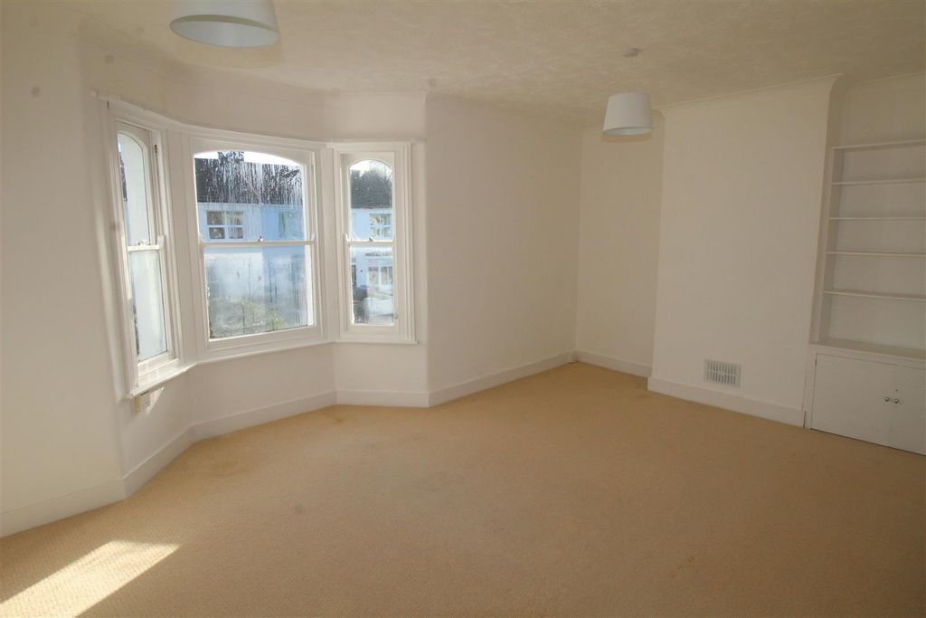 Property photo 2 of 6 Lounge.Jpg