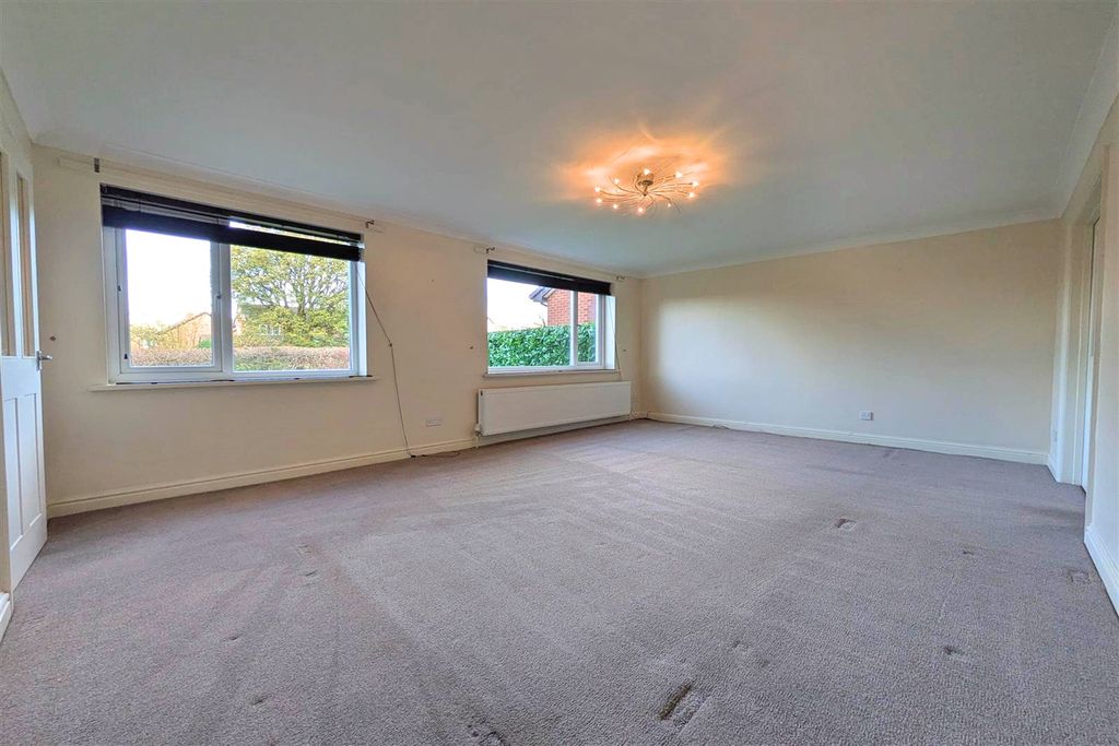 Property photo 3 of 16 Lounge