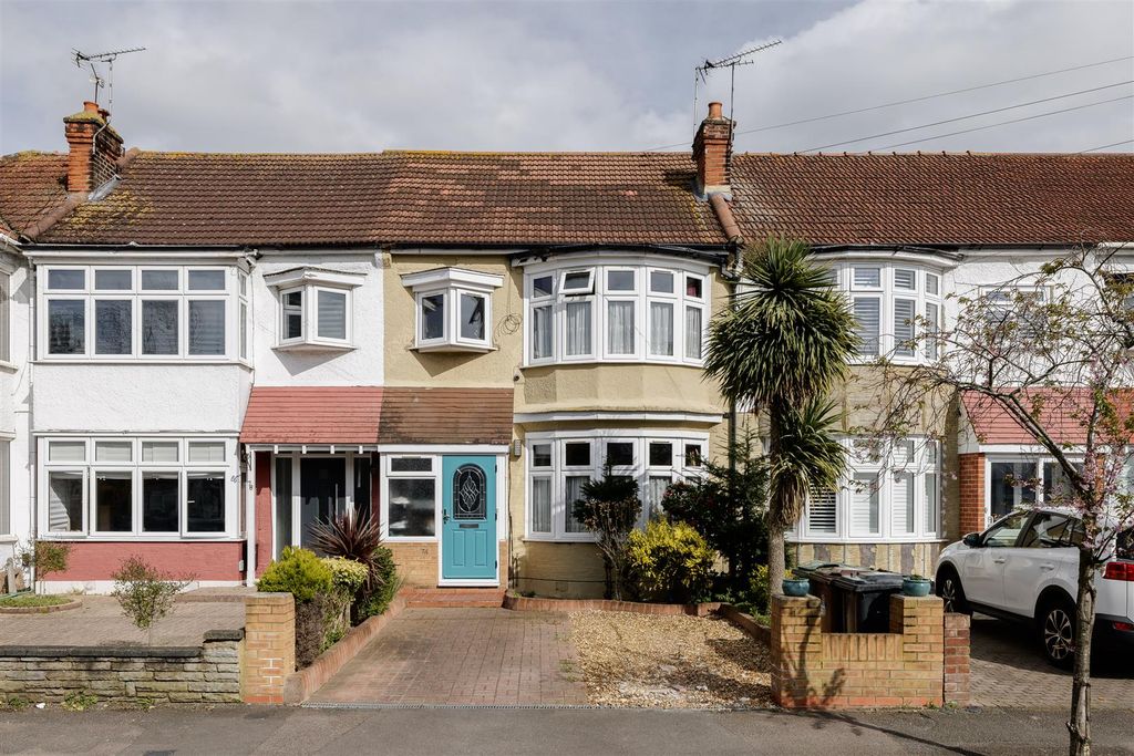 Property photo 1 of 37 Ainslie Wood Gardens, E4