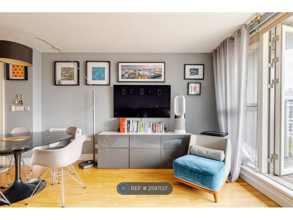 Property photo 2 of 11 Living Room