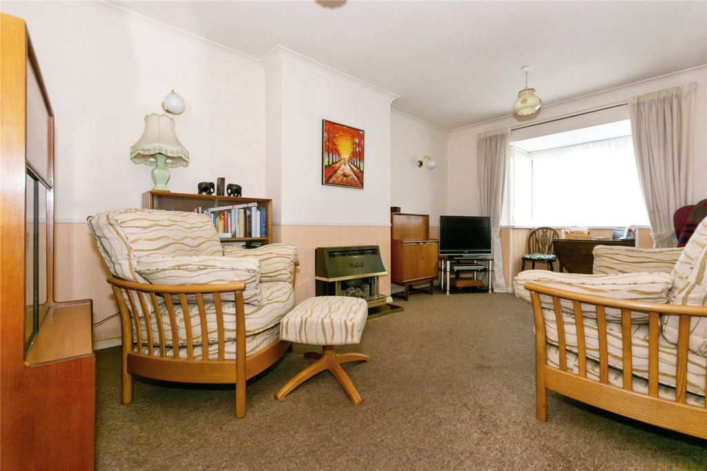 Property photo 3 of 16 Lounge