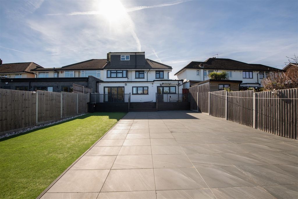 Property photo 2 of 24 Lakenheath 27.Jpg