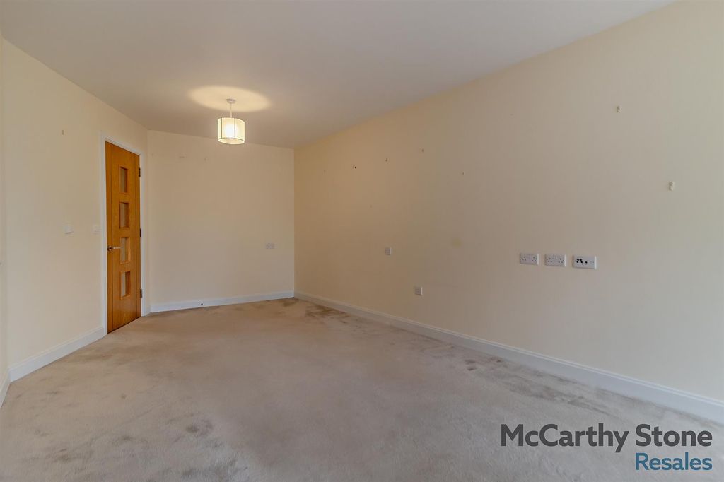 Property photo 3 of 24 8638875-Interior04-800.Jpg