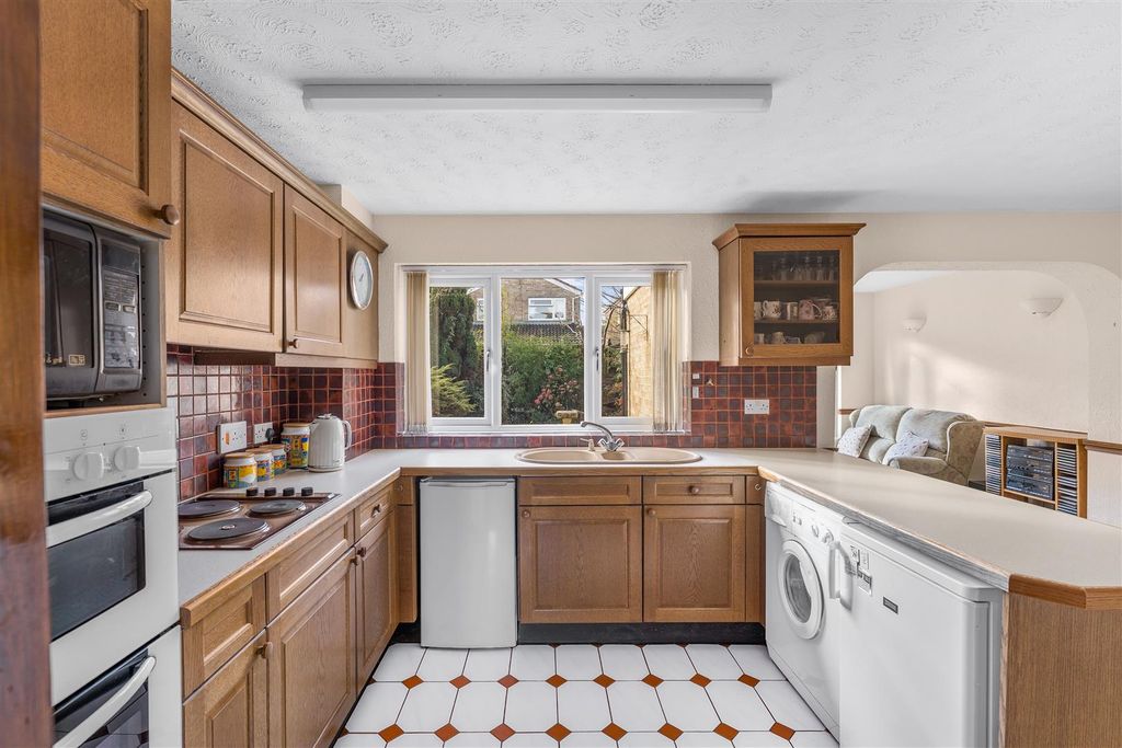 Property photo 2 of 12 15 Avocet Way, Banbury-6.Jpg