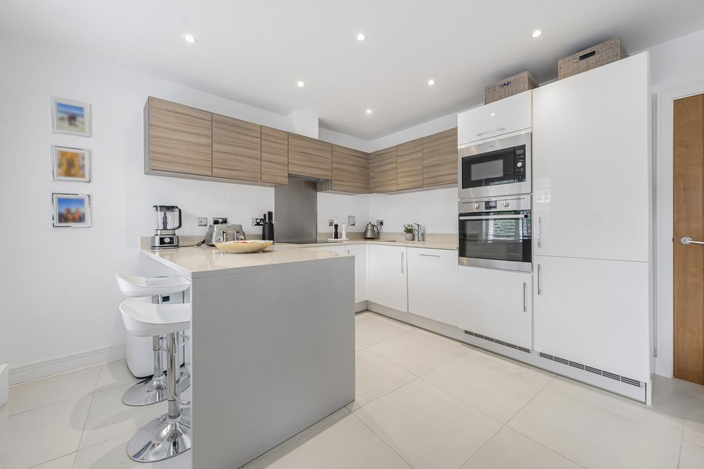 Property photo 3 of 32