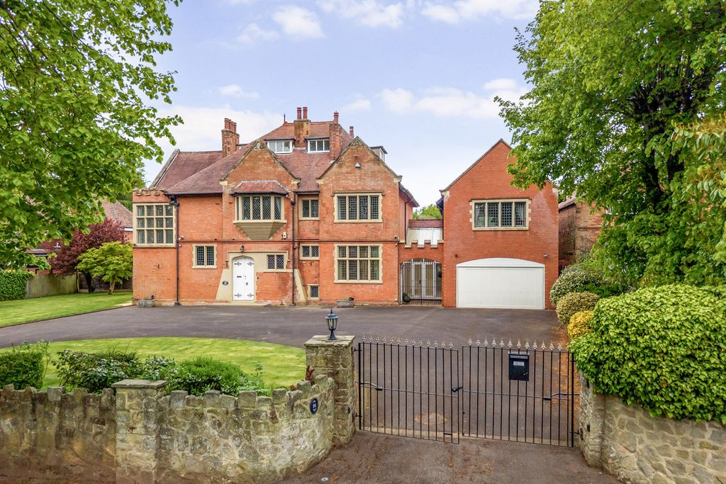 Property photo 1 of 32