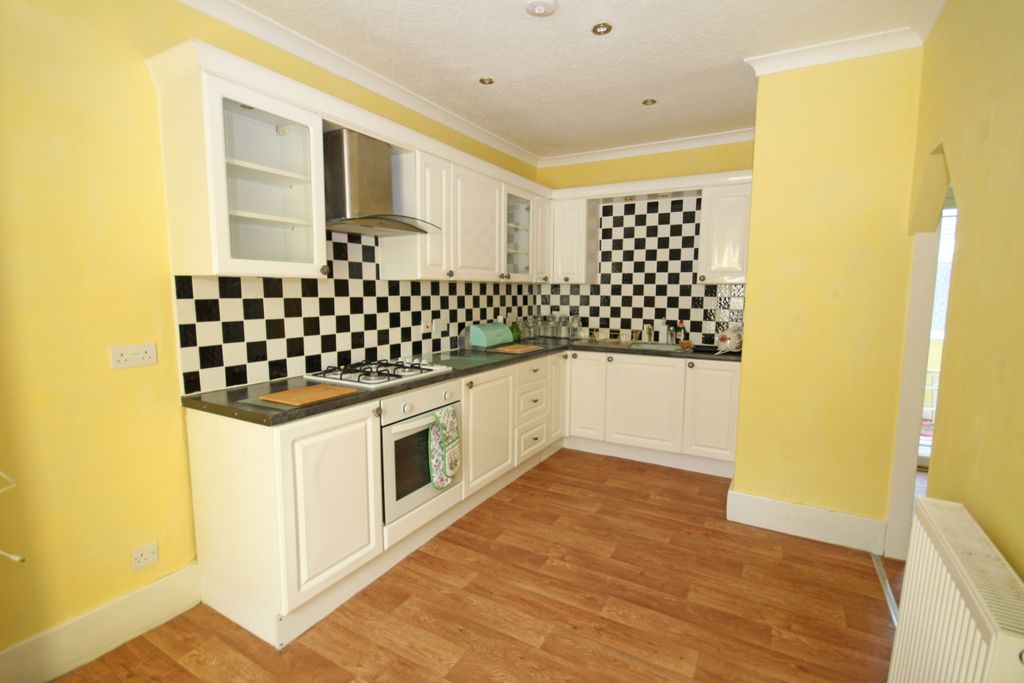 Property photo 2 of 25
