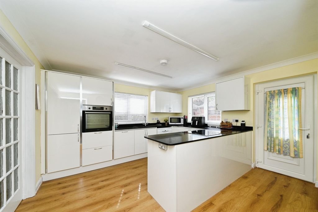 Property photo 2 of 34