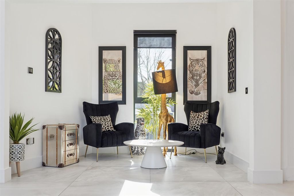 Property photo 3 of 48 Entrance Reception
