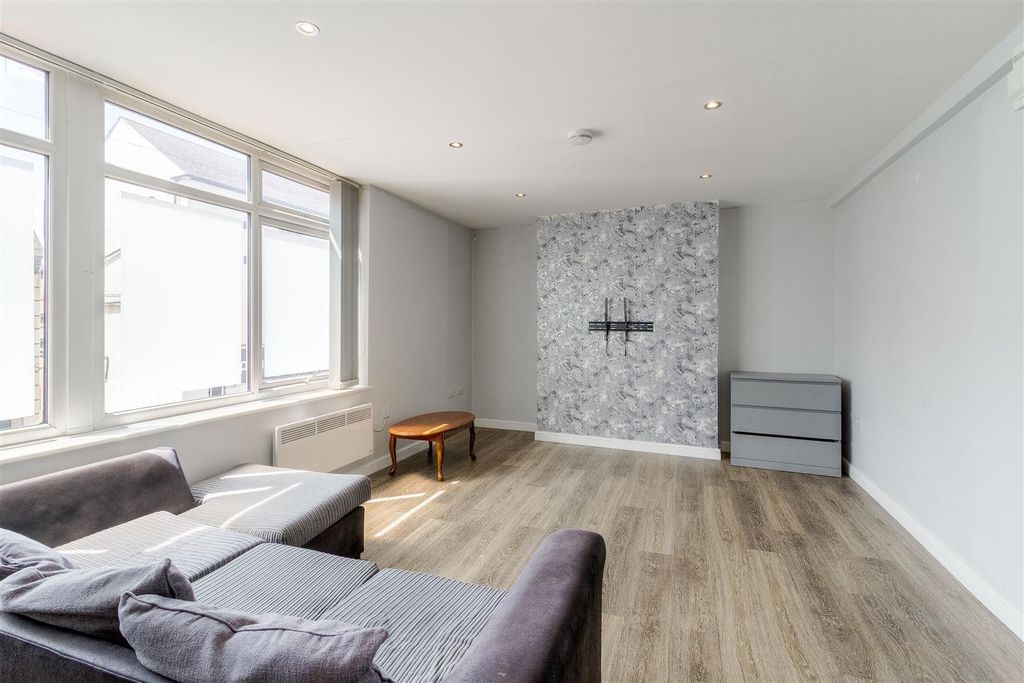 Property photo 3 of 10 Silver Street - 002.Jpg