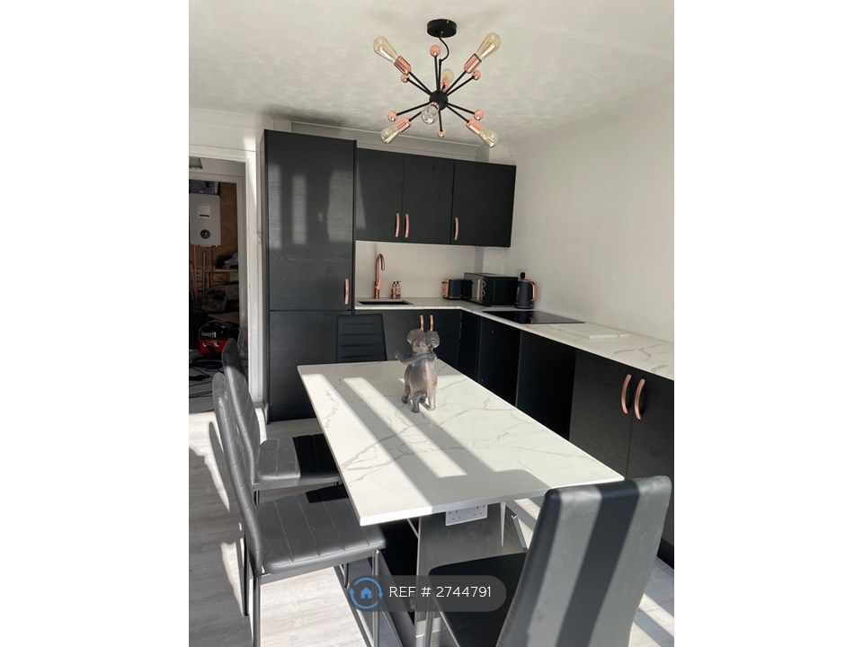 Property photo 2 of 10 Kitchen