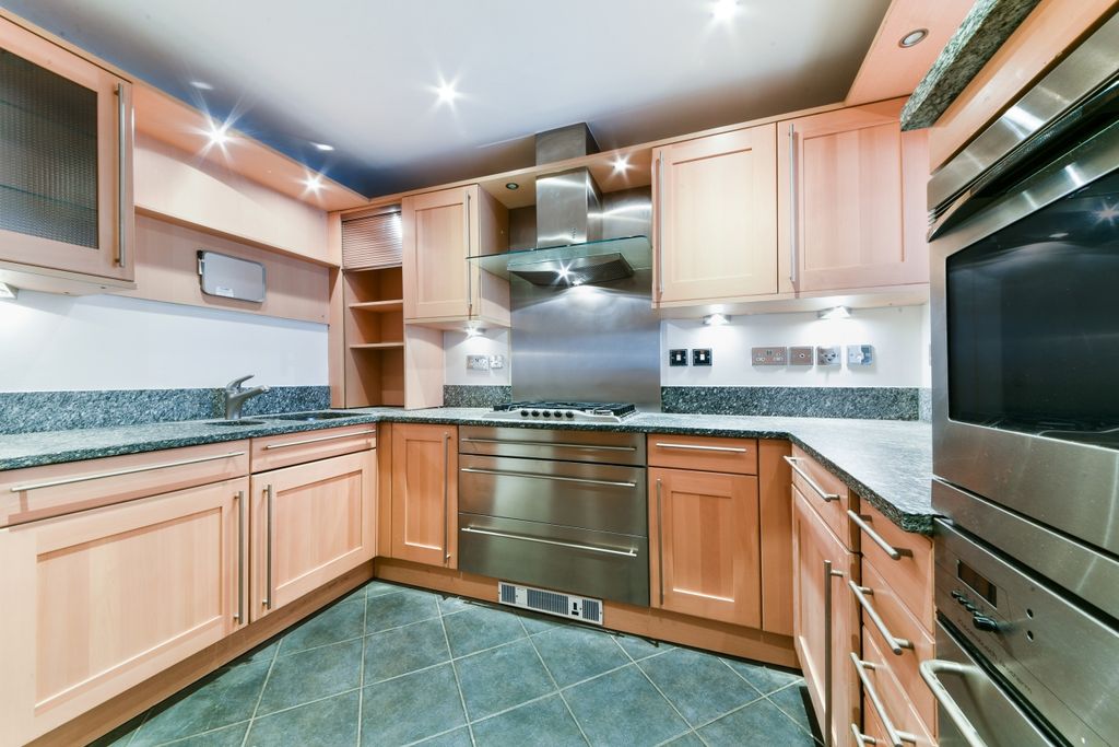Property photo 3 of 11 Kitchen - Benbow Hou