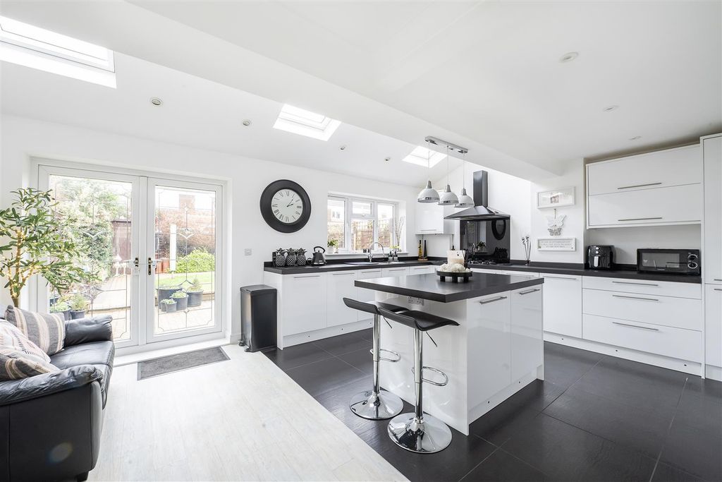 Property photo 2 of 12 Chesterton-Ave-07.Jpg