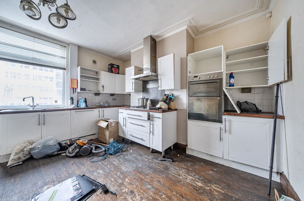 Property photo 2 of 11 Kitchen