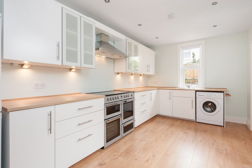 Property photo 2 of 10 Kit