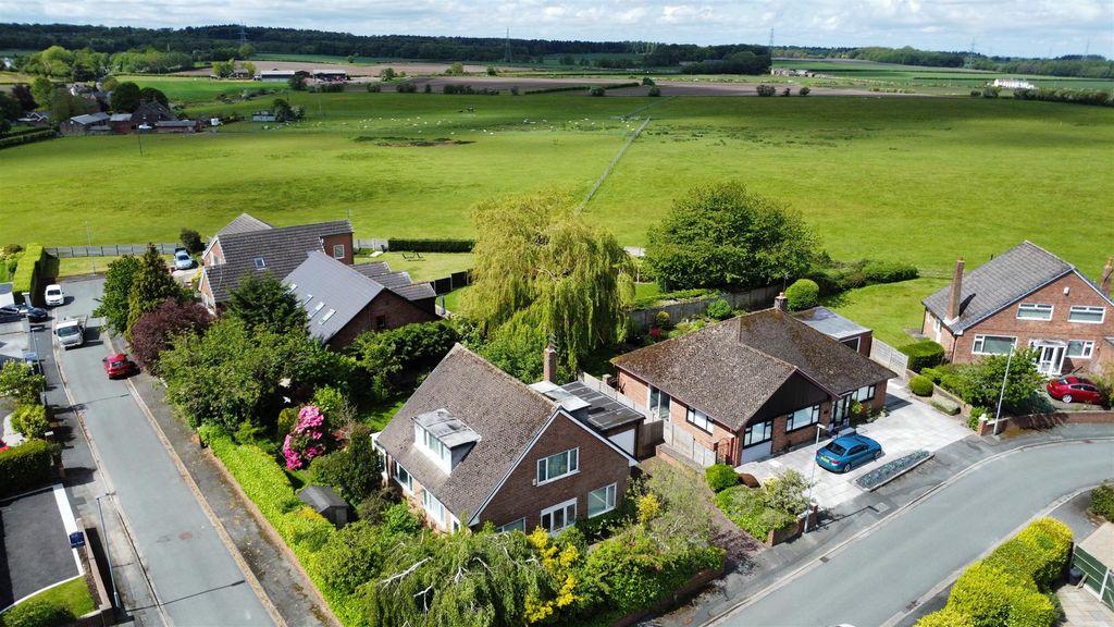 Property photo 2 of 39 Villiers Crescent For Sale