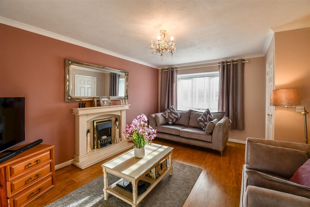 Property photo 2 of 31 Living Room