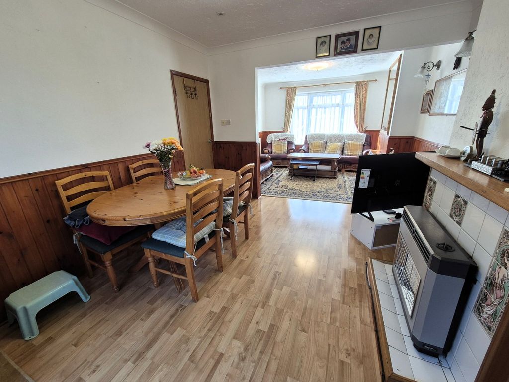Property photo 3 of 12 4001684