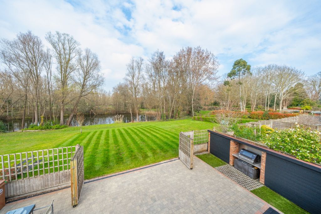 Property photo 2 of 33 4935582