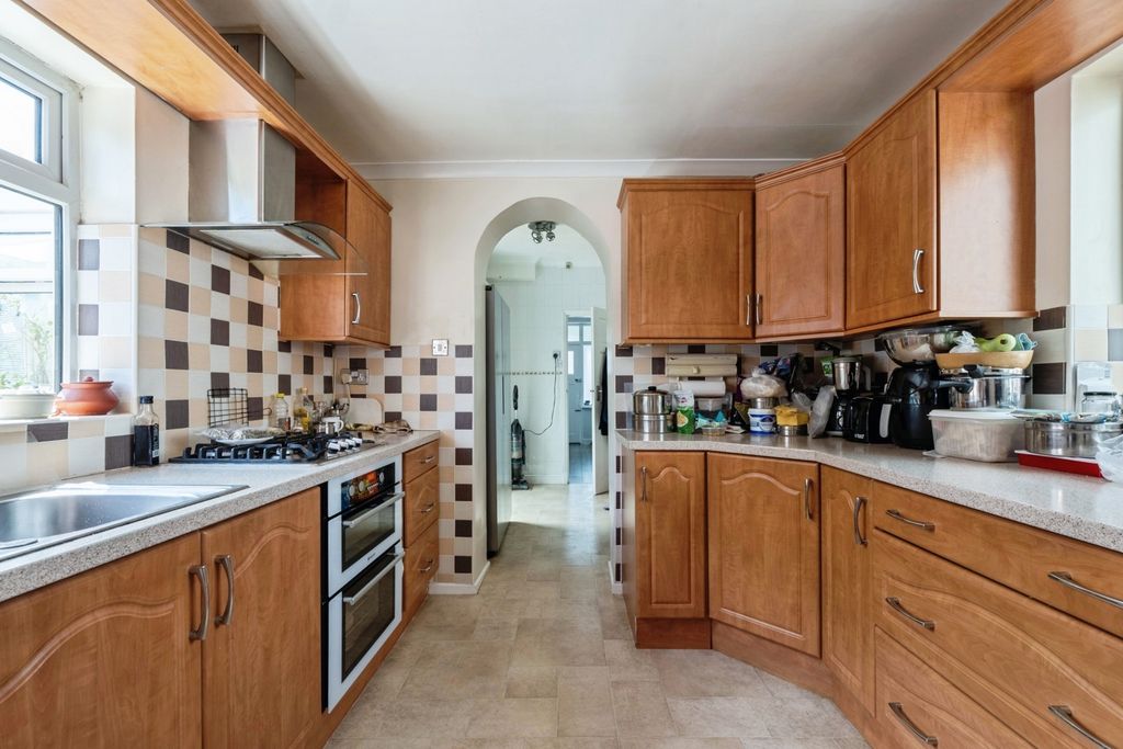 Property photo 3 of 18 Kitchen