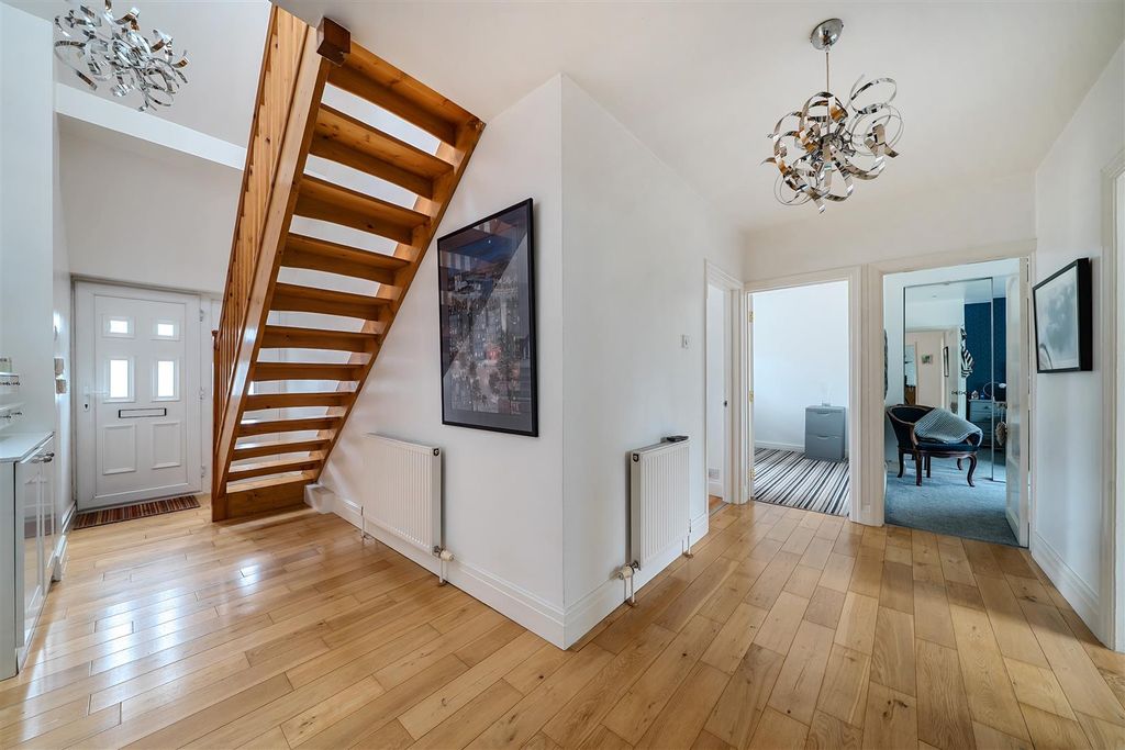 Property photo 3 of 23 Entrance Hall