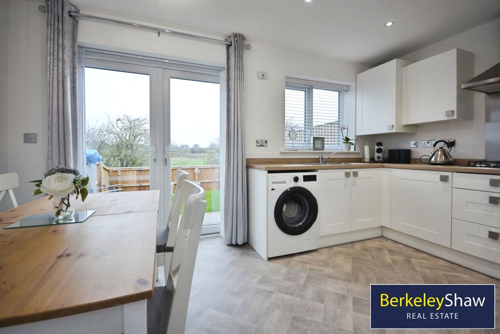 Property photo 3 of 17 Dining Area