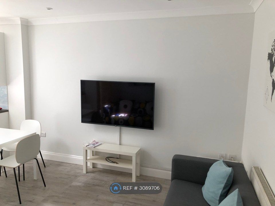 Property photo 3 of 11 Smart Tv For Your Viewing And Gaming Entertainment