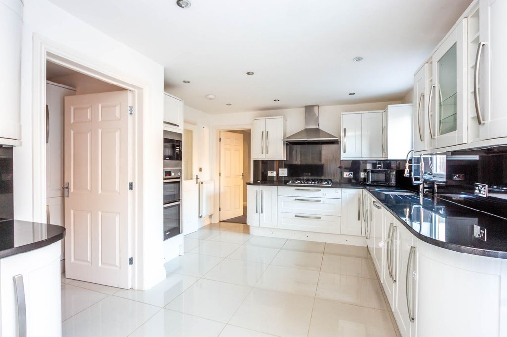 Property photo 2 of 20 Kitchen