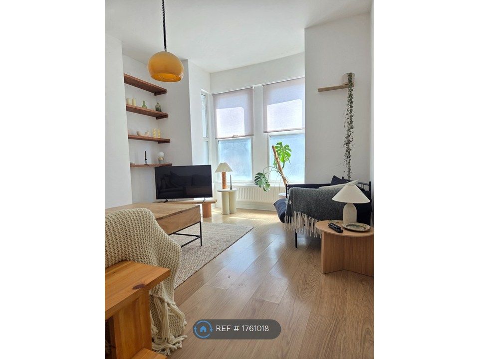 Property photo 1 of 6 Bright, Spacious Living Room