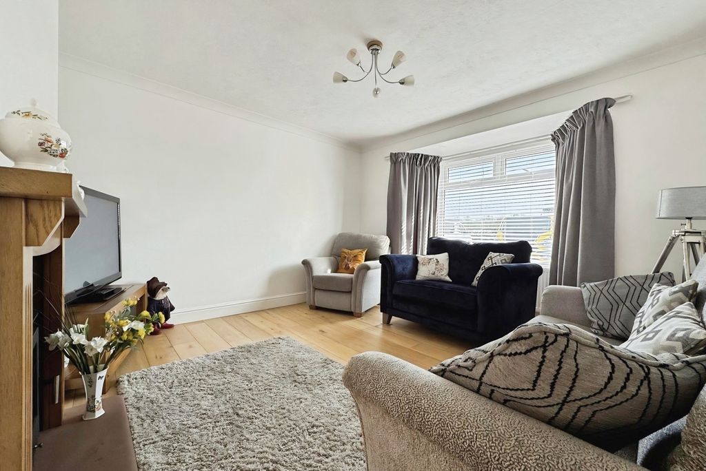 Property photo 3 of 19 Living Room