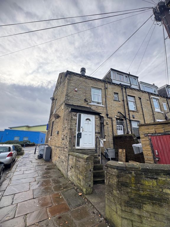 Property photo 1 of 9 To Let Â€“ Spacious Two-Bedroom Flat Above Commercial Premises