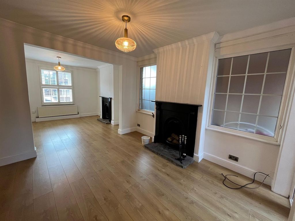 Property photo 3 of 12 702.Jpg