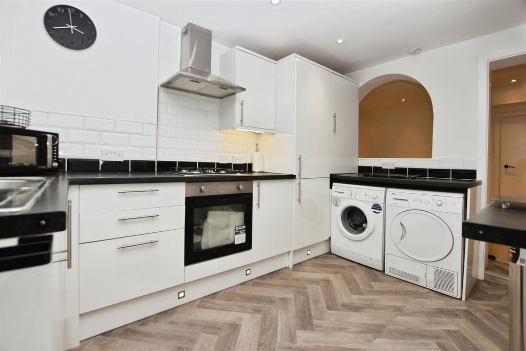 Property photo 3 of 14 Breakfast Kitchen