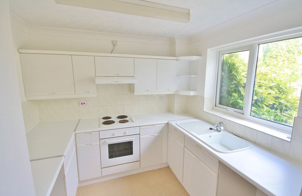 Property photo 2 of 7 Kitchen