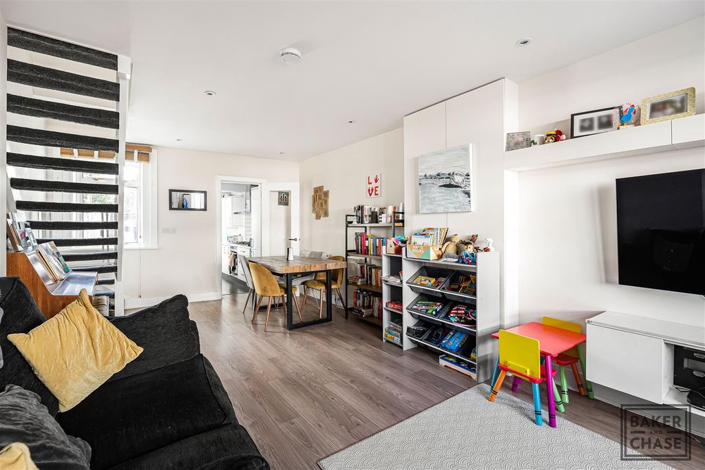 Property photo 3 of 20 Lounge