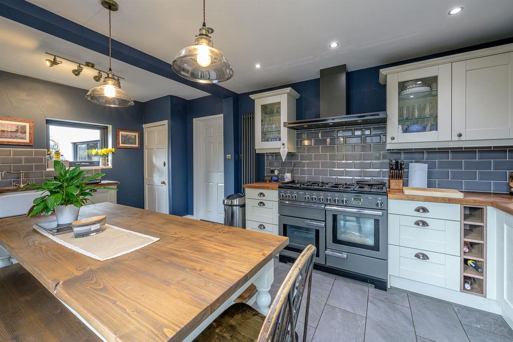 Property photo 2 of 32