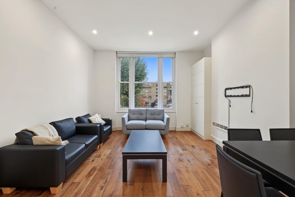 Property photo 1 of 12 Victoria Road, London Nw6