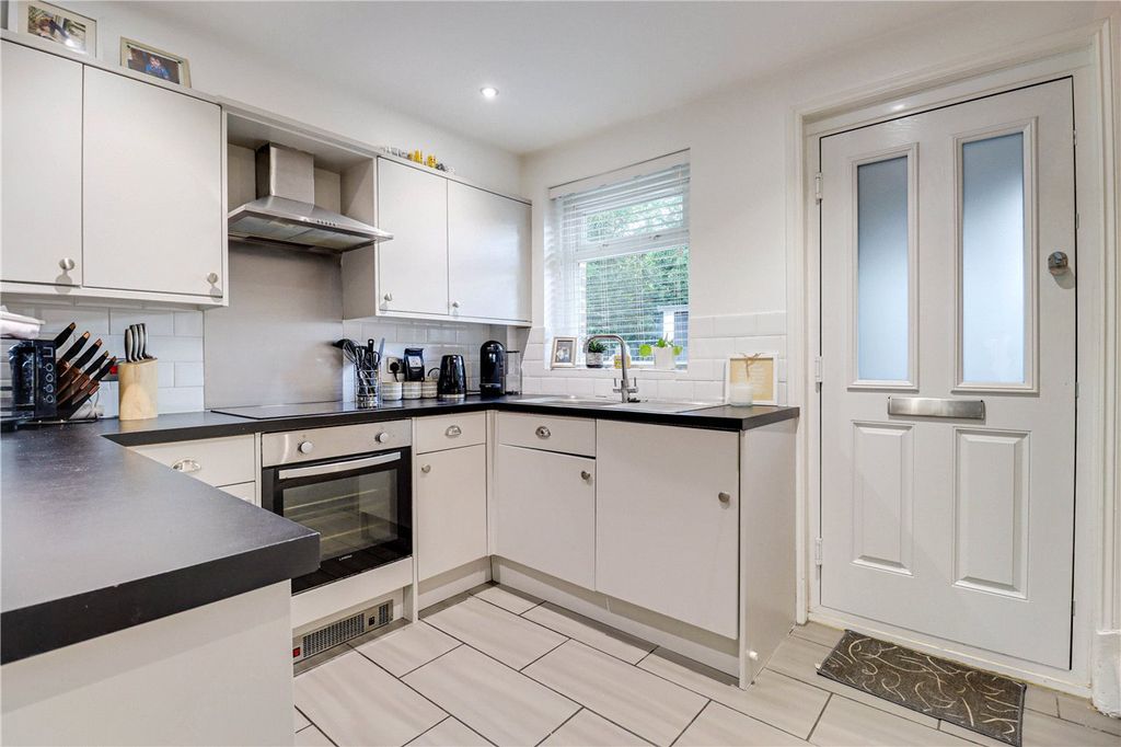 Property photo 3 of 17 Kitchen