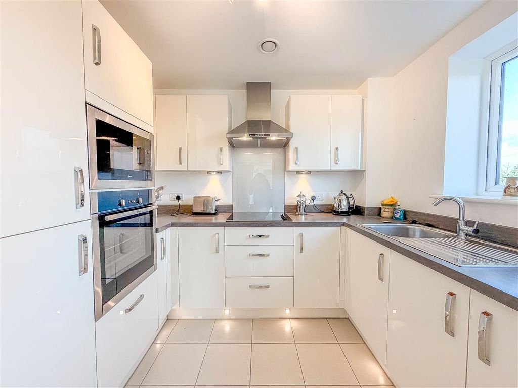 Additional image 8 of 2 bed flat for saleEdward House, Pegs Lane, Hertford SG13